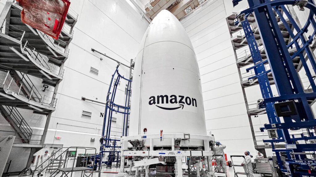 Personal técnico inspecciona el cohete de Amazon que transportará los satélites del Proyecto Kuiper durante los preparativos de su primer lanzamiento