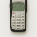 Nokia 1100 de frente mostrando su teclado y pantalla monocromática, el celular más vendido de la historia con diseño duradero y simple