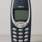 Nokia 3310 original color azul oscuro, de frente, con pantalla monocromática y teclado físico de goma. Teléfono clásico de los años 2000